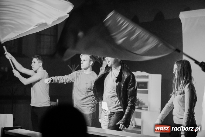 Zdjęcie w galerii na portalu naszraciborz.pl: Spektakl o życiu błogosławionego ks. Jerzego Popiełuszki w kościele na Ocicach wiadomości z regionu