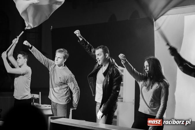 Zdjęcie w galerii na portalu naszraciborz.pl: Spektakl o życiu błogosławionego ks. Jerzego Popiełuszki w kościele na Ocicach wiadomości z regionu