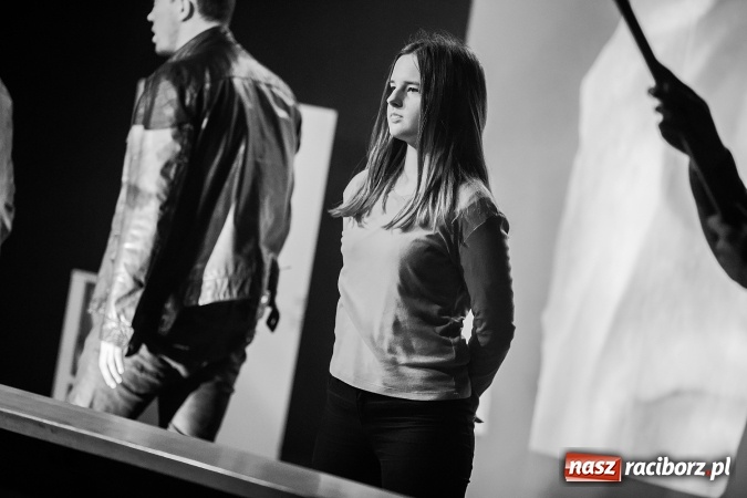 Zdjęcie w galerii na portalu naszraciborz.pl: Spektakl o życiu błogosławionego ks. Jerzego Popiełuszki w kościele na Ocicach wiadomości z regionu