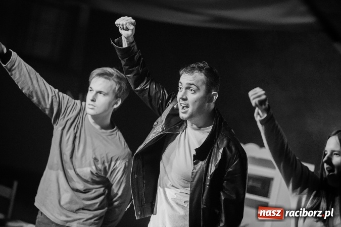 Zdjęcie w galerii na portalu naszraciborz.pl: Spektakl o życiu błogosławionego ks. Jerzego Popiełuszki w kościele na Ocicach wiadomości z regionu