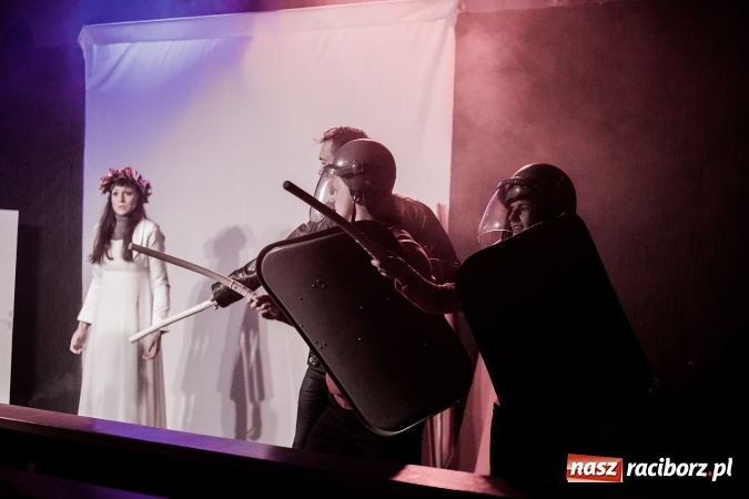 Zdjęcie w galerii na portalu naszraciborz.pl: Spektakl o życiu błogosławionego ks. Jerzego Popiełuszki w kościele na Ocicach wiadomości z regionu