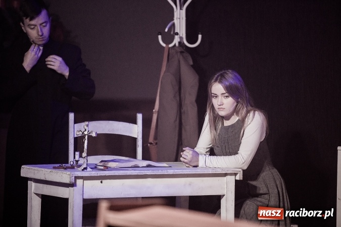 Zdjęcie w galerii na portalu naszraciborz.pl: Spektakl o życiu błogosławionego ks. Jerzego Popiełuszki w kościele na Ocicach wiadomości z regionu