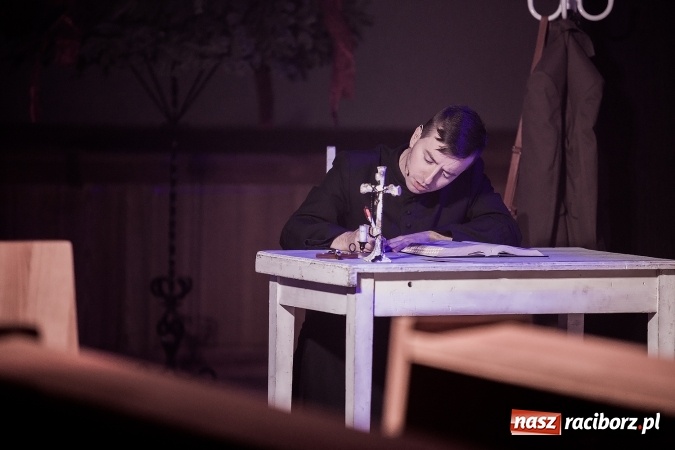 Zdjęcie w galerii na portalu naszraciborz.pl: Spektakl o życiu błogosławionego ks. Jerzego Popiełuszki w kościele na Ocicach wiadomości z regionu
