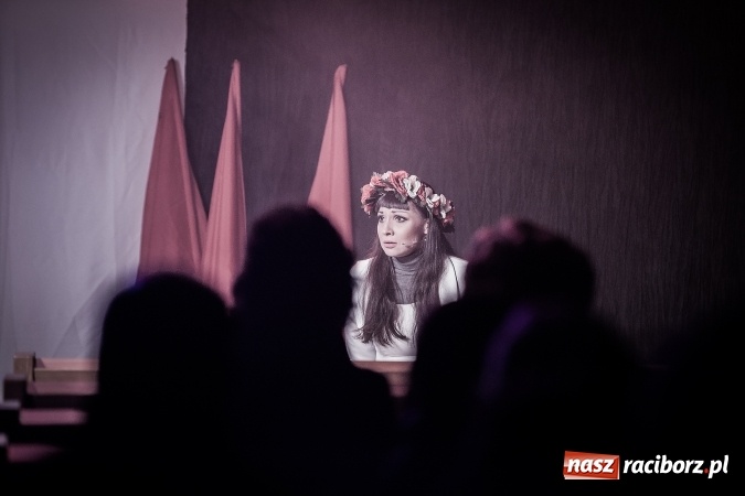 Zdjęcie w galerii na portalu naszraciborz.pl: Spektakl o życiu błogosławionego ks. Jerzego Popiełuszki w kościele na Ocicach wiadomości z regionu