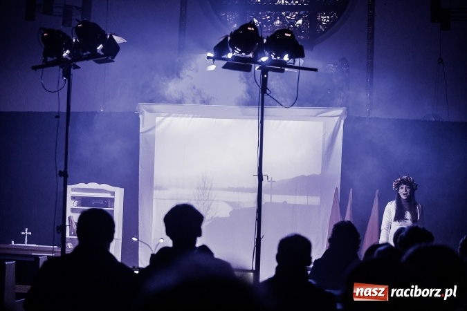 Zdjęcie w galerii na portalu naszraciborz.pl: Spektakl o życiu błogosławionego ks. Jerzego Popiełuszki w kościele na Ocicach wiadomości z regionu