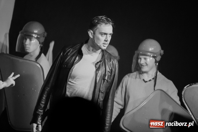 Zdjęcie w galerii na portalu naszraciborz.pl: Spektakl o życiu błogosławionego ks. Jerzego Popiełuszki w kościele na Ocicach wiadomości z regionu