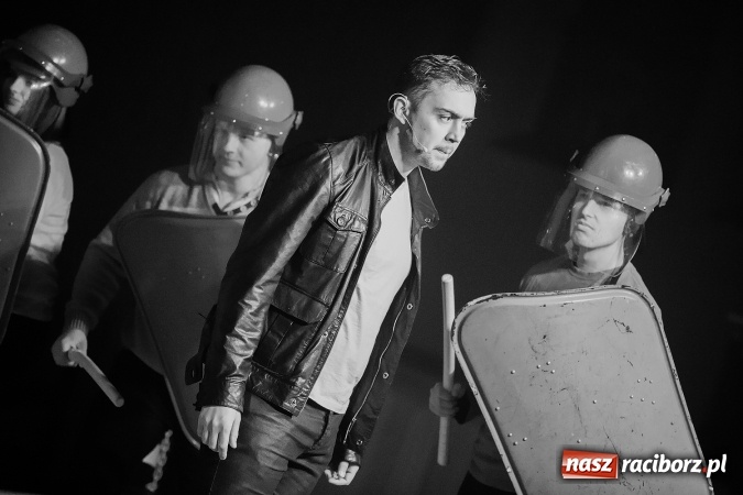 Zdjęcie w galerii na portalu naszraciborz.pl: Spektakl o życiu błogosławionego ks. Jerzego Popiełuszki w kościele na Ocicach wiadomości z regionu