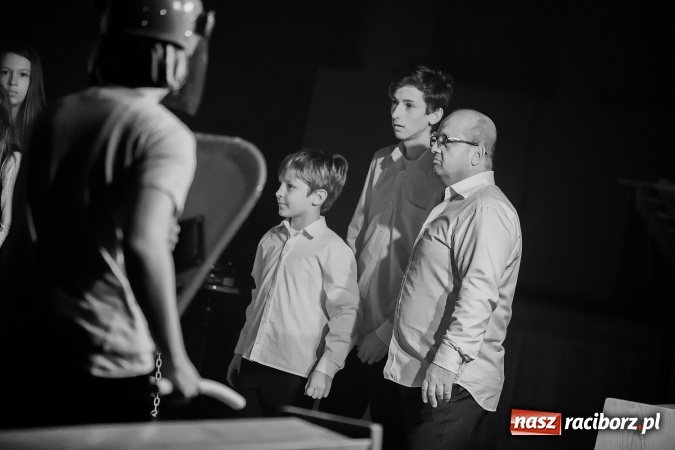 Zdjęcie w galerii na portalu naszraciborz.pl: Spektakl o życiu błogosławionego ks. Jerzego Popiełuszki w kościele na Ocicach wiadomości z regionu