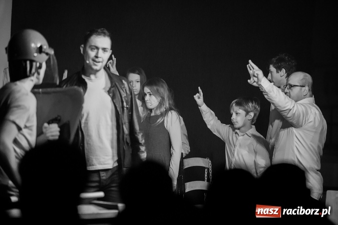 Zdjęcie w galerii na portalu naszraciborz.pl: Spektakl o życiu błogosławionego ks. Jerzego Popiełuszki w kościele na Ocicach wiadomości z regionu