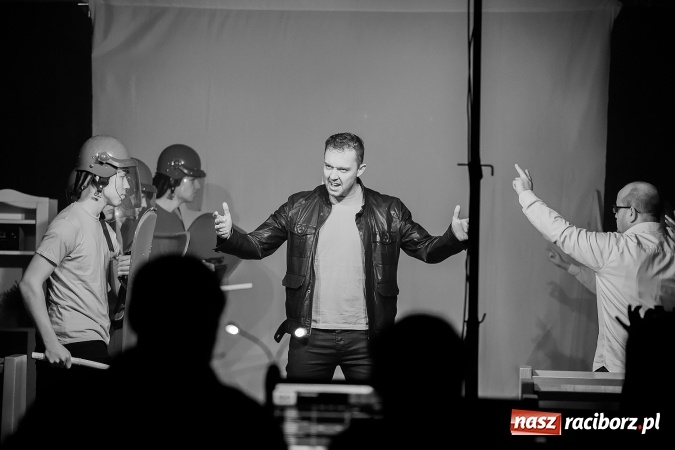 Zdjęcie w galerii na portalu naszraciborz.pl: Spektakl o życiu błogosławionego ks. Jerzego Popiełuszki w kościele na Ocicach wiadomości z regionu