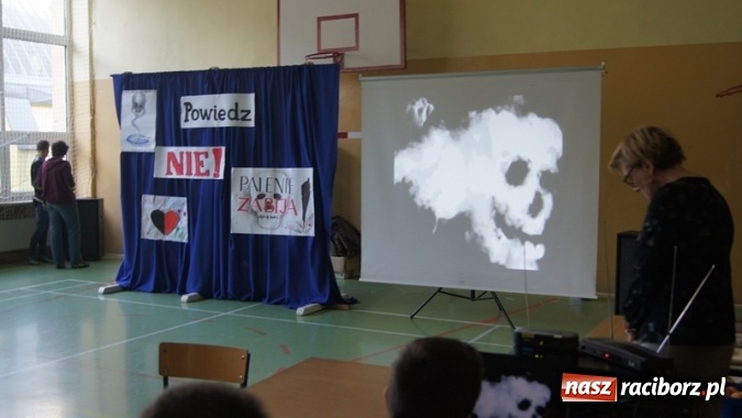 Zdjęcie w galerii na portalu naszraciborz.pl: Przeciwdziałamy nałogom – Wybieramy owoc zamiast papierosa!  wiadomości z regionu