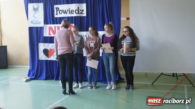 Zdjęcie w galerii na portalu naszraciborz.pl: Przeciwdziałamy nałogom – Wybieramy owoc zamiast papierosa!  wiadomości z regionu