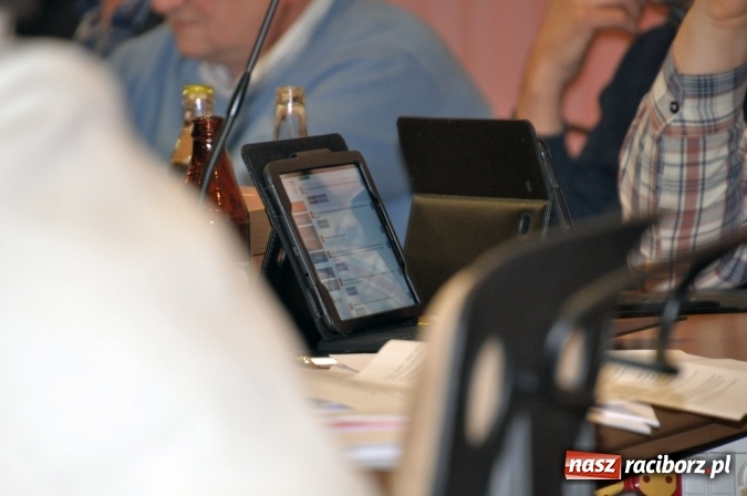 Zdjęcie w galerii na portalu naszraciborz.pl: Pierwsze koty za płoty - radni komisji branżowej sprawdzali system elektronicznego głosowania wiadomości z regionu