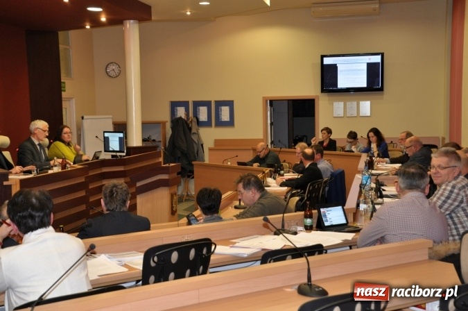 Zdjęcie w galerii na portalu naszraciborz.pl: Pierwsze koty za płoty - radni komisji branżowej sprawdzali system elektronicznego głosowania wiadomości z regionu