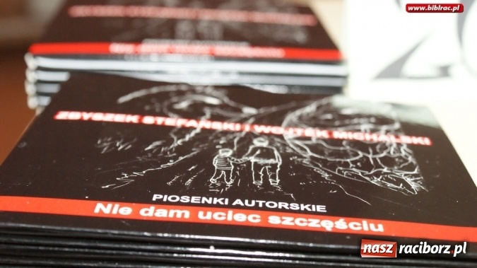 Zdjęcie w galerii na portalu naszraciborz.pl: Niecodzienna promocja książki w bibliotece  wiadomości z regionu