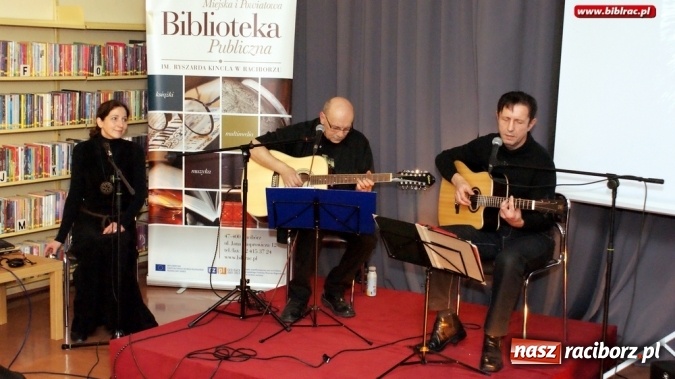 Zdjęcie w galerii na portalu naszraciborz.pl: Niecodzienna promocja książki w bibliotece  wiadomości z regionu