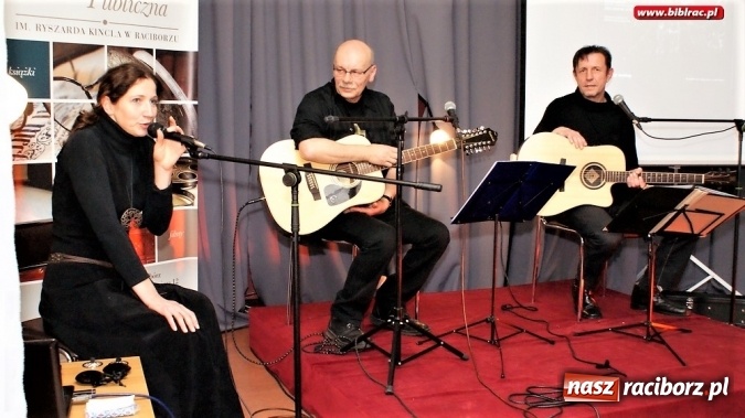 Zdjęcie w galerii na portalu naszraciborz.pl: Niecodzienna promocja książki w bibliotece  wiadomości z regionu