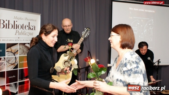 Zdjęcie w galerii na portalu naszraciborz.pl: Niecodzienna promocja książki w bibliotece  wiadomości z regionu