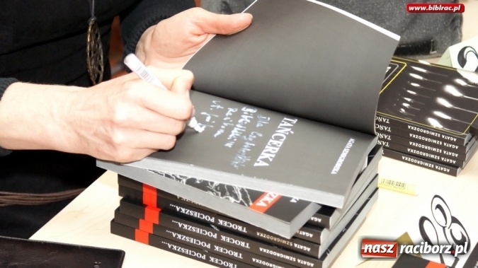 Zdjęcie w galerii na portalu naszraciborz.pl: Niecodzienna promocja książki w bibliotece  wiadomości z regionu