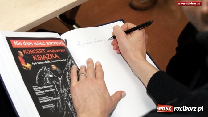 Zdjęcie w galerii na portalu naszraciborz.pl: Niecodzienna promocja książki w bibliotece  wiadomości z regionu