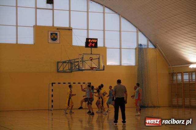 Zdjęcie w galerii na portalu naszraciborz.pl: W lidze koszykarzy rozegrano zaległe mecze wiadomości z regionu