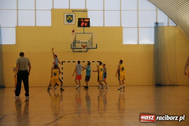 Zdjęcie w galerii na portalu naszraciborz.pl: W lidze koszykarzy rozegrano zaległe mecze wiadomości z regionu