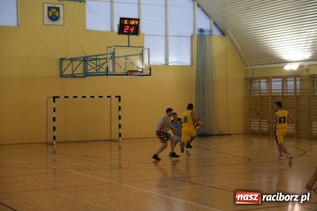 Zdjęcie w galerii na portalu naszraciborz.pl: W lidze koszykarzy rozegrano zaległe mecze wiadomości z regionu