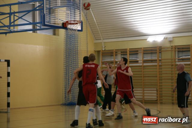 Zdjęcie w galerii na portalu naszraciborz.pl: W lidze koszykarzy rozegrano zaległe mecze wiadomości z regionu