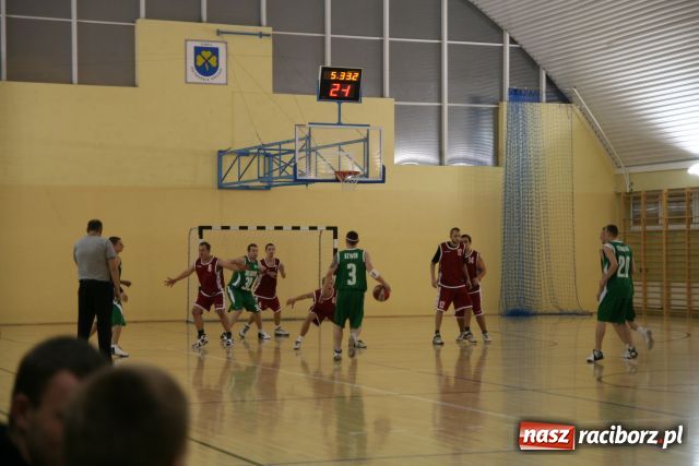 Zdjęcie w galerii na portalu naszraciborz.pl: W lidze koszykarzy rozegrano zaległe mecze wiadomości z regionu