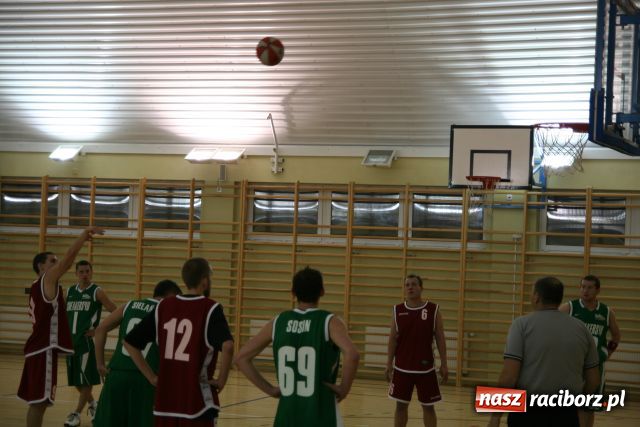 Zdjęcie w galerii na portalu naszraciborz.pl: W lidze koszykarzy rozegrano zaległe mecze wiadomości z regionu