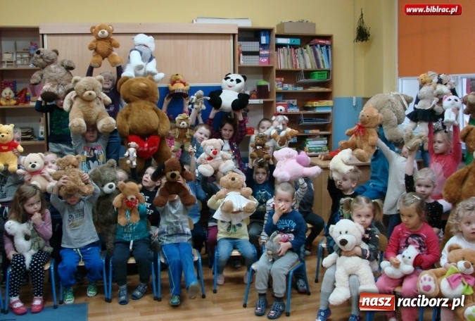 Zdjęcie w galerii na portalu naszraciborz.pl: Biblioteka świętowała Dzień Pluszowego Misia  wiadomości z regionu