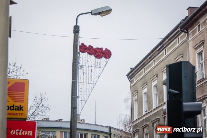 Zdjęcie w galerii na portalu naszraciborz.pl: Choinka... z drutu. A gdzie jest prawdziwa? - pyta radny wiadomości z regionu
