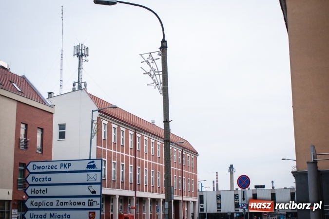 Zdjęcie w galerii na portalu naszraciborz.pl: Choinka... z drutu. A gdzie jest prawdziwa? - pyta radny wiadomości z regionu