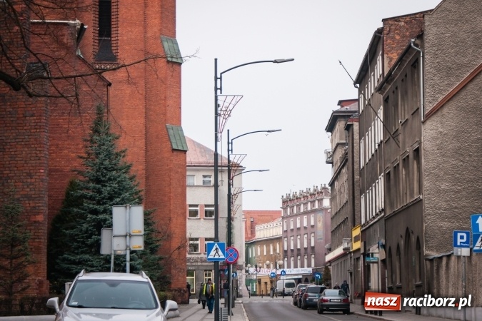 Zdjęcie w galerii na portalu naszraciborz.pl: Choinka... z drutu. A gdzie jest prawdziwa? - pyta radny wiadomości z regionu