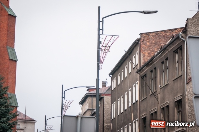 Zdjęcie w galerii na portalu naszraciborz.pl: Choinka... z drutu. A gdzie jest prawdziwa? - pyta radny wiadomości z regionu