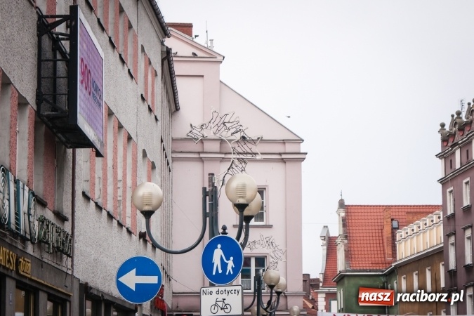 Zdjęcie w galerii na portalu naszraciborz.pl: Choinka... z drutu. A gdzie jest prawdziwa? - pyta radny wiadomości z regionu