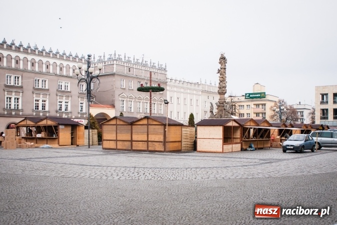 Zdjęcie w galerii na portalu naszraciborz.pl: Choinka... z drutu. A gdzie jest prawdziwa? - pyta radny wiadomości z regionu