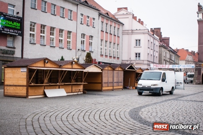 Zdjęcie w galerii na portalu naszraciborz.pl: Choinka... z drutu. A gdzie jest prawdziwa? - pyta radny wiadomości z regionu