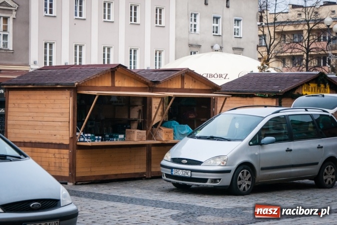 Zdjęcie w galerii na portalu naszraciborz.pl: Choinka... z drutu. A gdzie jest prawdziwa? - pyta radny wiadomości z regionu