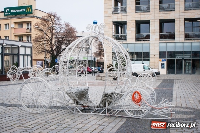 Zdjęcie w galerii na portalu naszraciborz.pl: Choinka... z drutu. A gdzie jest prawdziwa? - pyta radny wiadomości z regionu