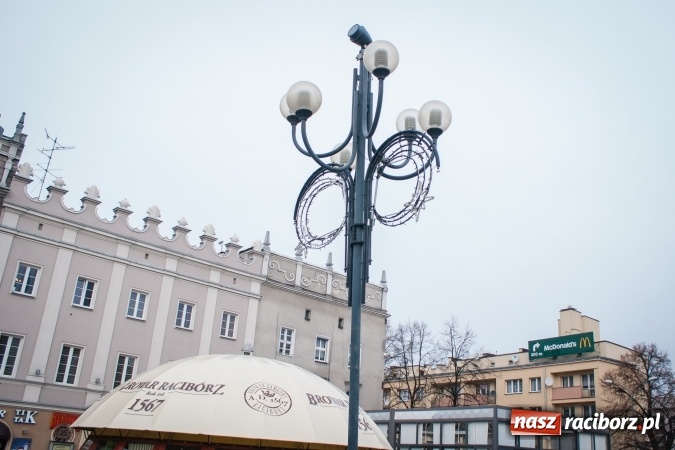 Zdjęcie w galerii na portalu naszraciborz.pl: Choinka... z drutu. A gdzie jest prawdziwa? - pyta radny wiadomości z regionu