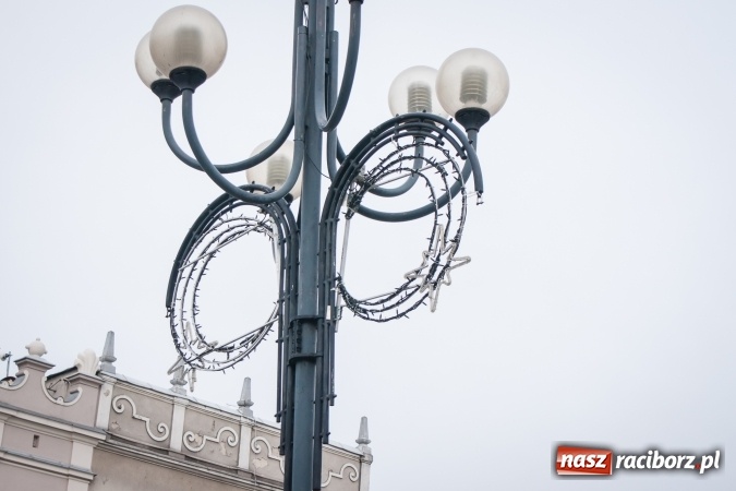Zdjęcie w galerii na portalu naszraciborz.pl: Choinka... z drutu. A gdzie jest prawdziwa? - pyta radny wiadomości z regionu