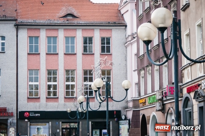 Zdjęcie w galerii na portalu naszraciborz.pl: Choinka... z drutu. A gdzie jest prawdziwa? - pyta radny wiadomości z regionu