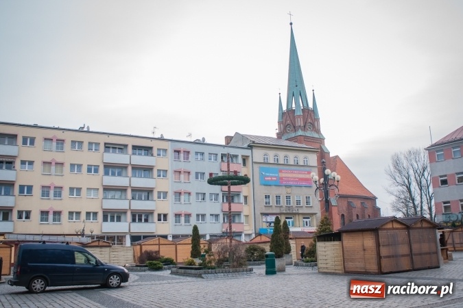 Zdjęcie w galerii na portalu naszraciborz.pl: Choinka... z drutu. A gdzie jest prawdziwa? - pyta radny wiadomości z regionu