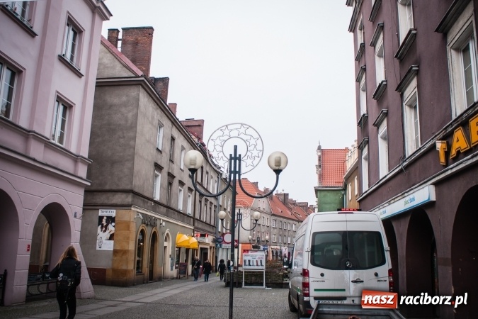 Zdjęcie w galerii na portalu naszraciborz.pl: Choinka... z drutu. A gdzie jest prawdziwa? - pyta radny wiadomości z regionu