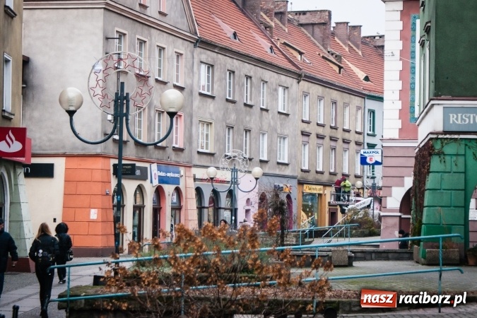 Zdjęcie w galerii na portalu naszraciborz.pl: Choinka... z drutu. A gdzie jest prawdziwa? - pyta radny wiadomości z regionu