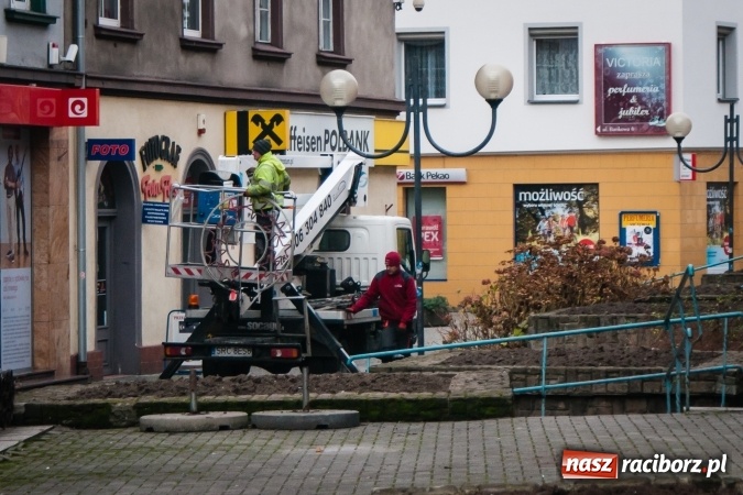 Zdjęcie w galerii na portalu naszraciborz.pl: Choinka... z drutu. A gdzie jest prawdziwa? - pyta radny wiadomości z regionu