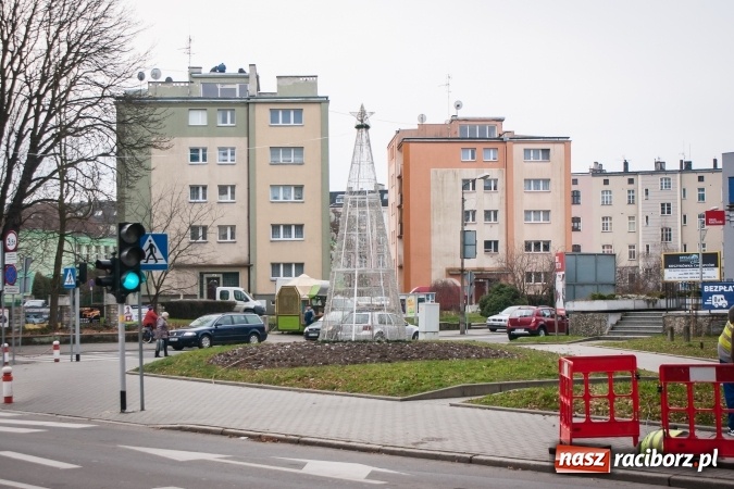 Zdjęcie w galerii na portalu naszraciborz.pl: Choinka... z drutu. A gdzie jest prawdziwa? - pyta radny wiadomości z regionu