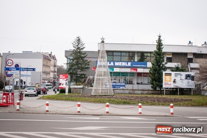 Zdjęcie w galerii na portalu naszraciborz.pl: Choinka... z drutu. A gdzie jest prawdziwa? - pyta radny wiadomości z regionu