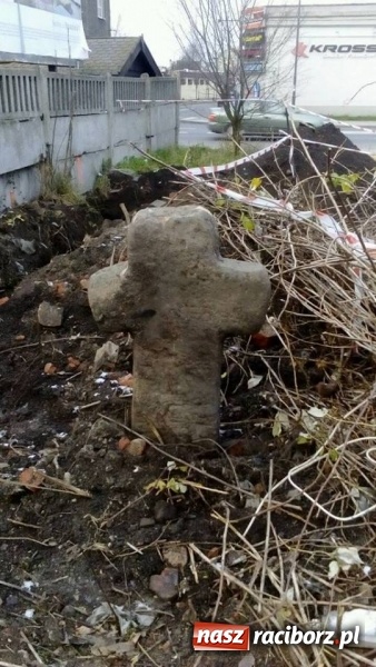 Zdjęcie w galerii na portalu naszraciborz.pl: Przy Bosackiej znaleziono krzyż pokutny  wiadomości z regionu